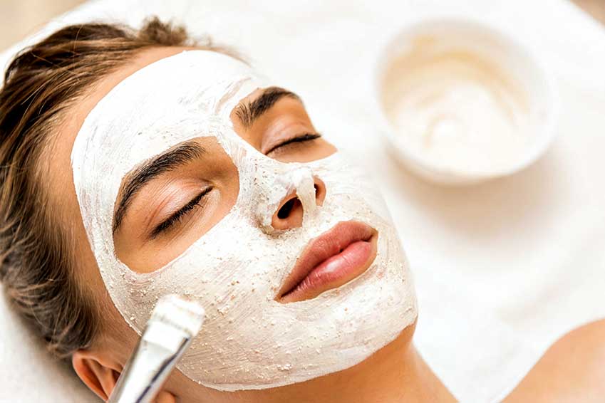 Massagens faciais com aplicação de argila